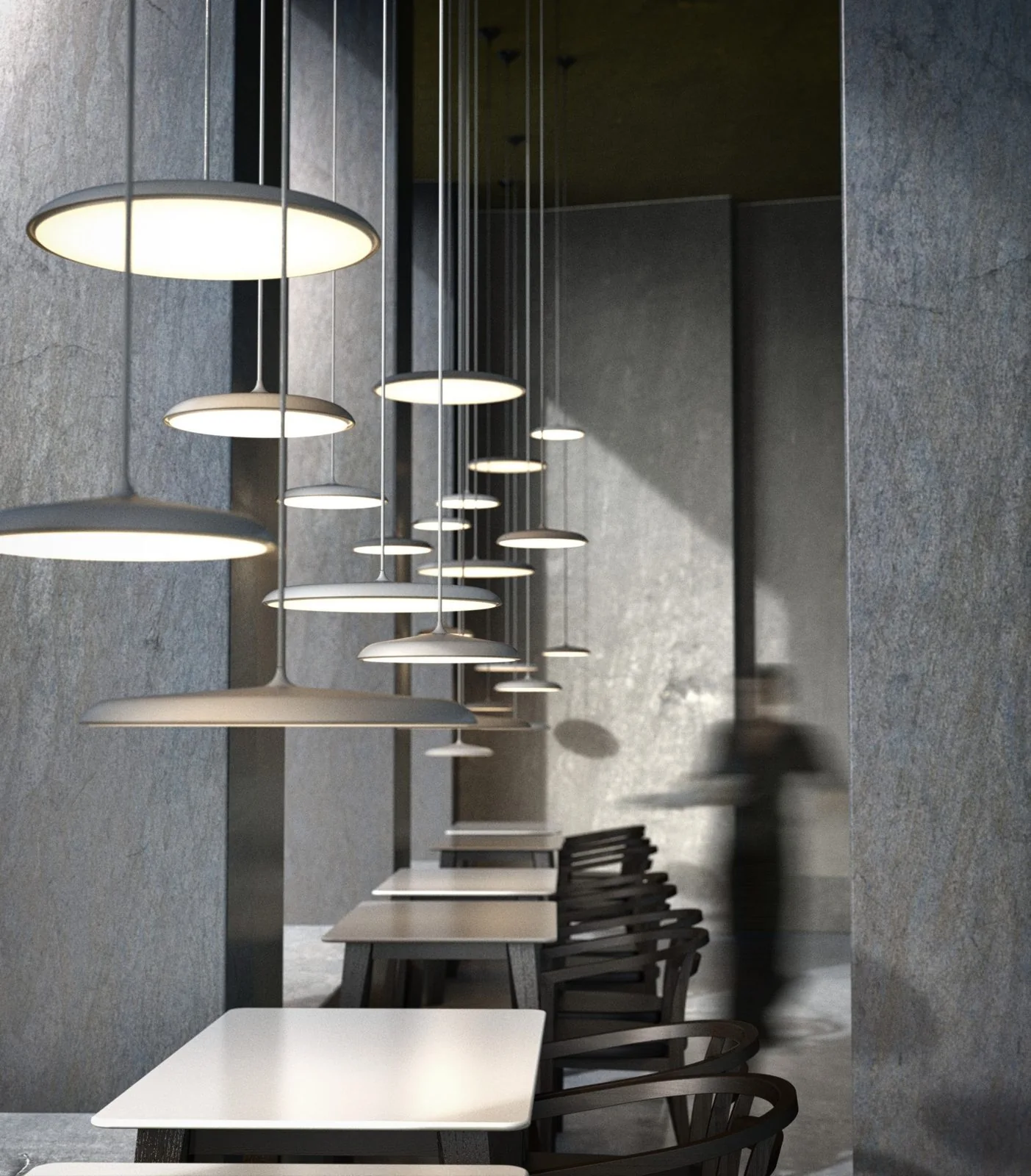 Reeks platte hanglampen boven restauranttafels