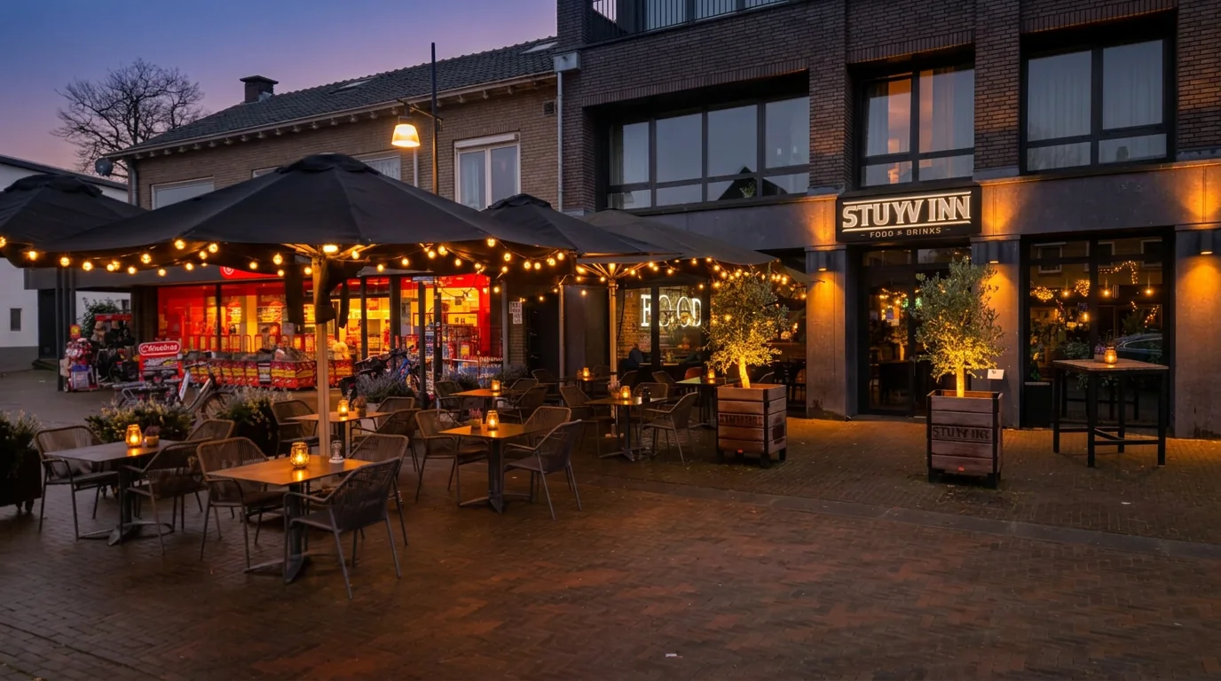 Terras van Stuyv Inn in de avond met warme terrasverlichting