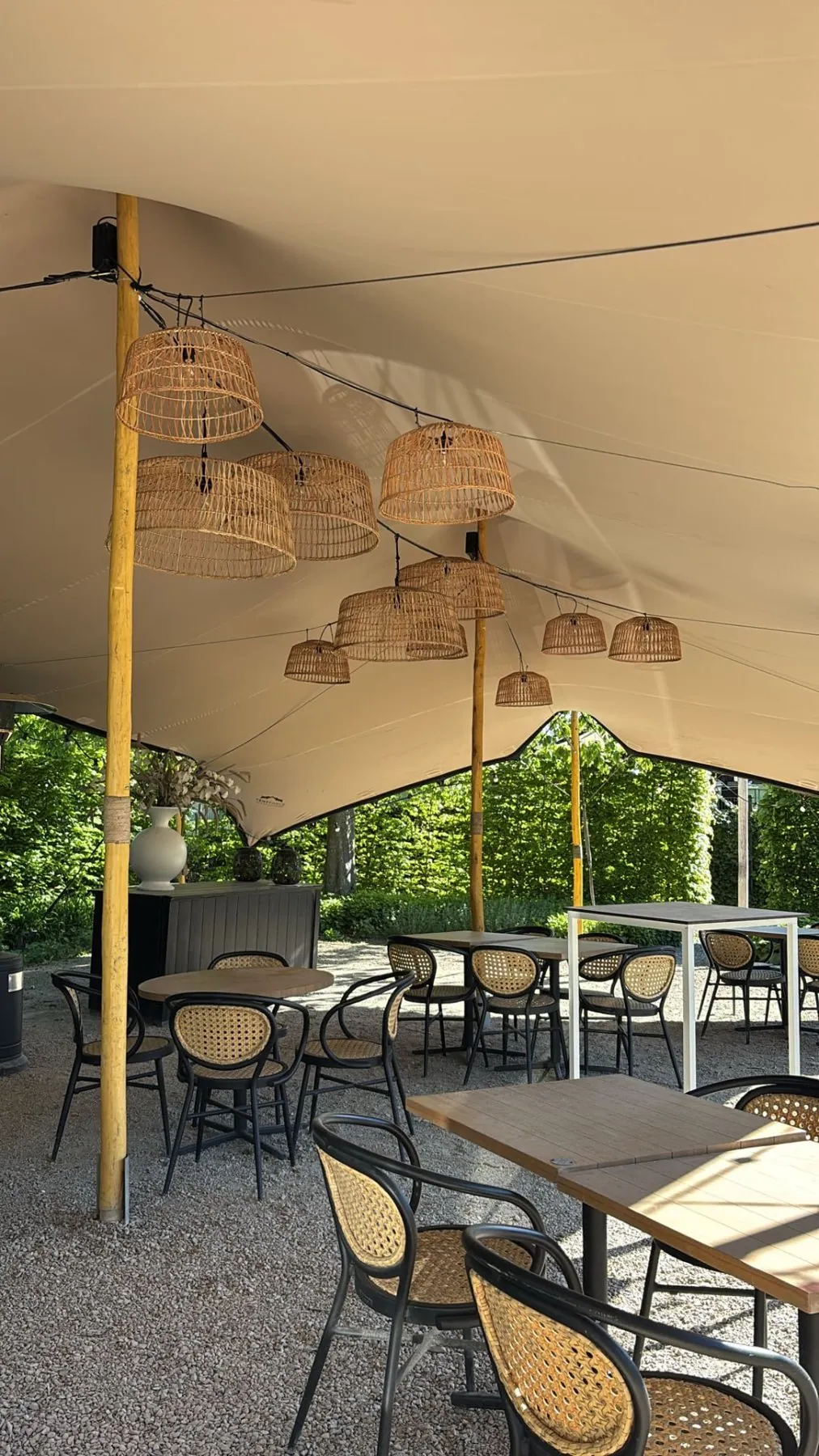 Overdekt terras met rotan hanglampen