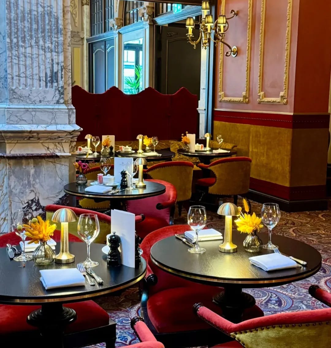 Draadloze tafellamp op een tafel in een hotelrestaurant