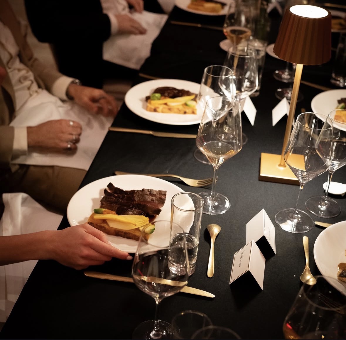 Draadloze tafellampen als sfeerverlichting in restaurant